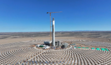 可減排約153萬噸！全球首個“雙塔一機”光熱儲能電站進入調試階段